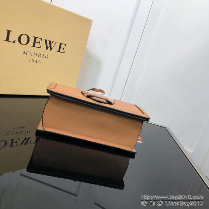 LOEWE羅意威 原單品質 Barcelona三角包 L01582016 最新概念款 牛皮肩背斜挎包  jdl1147